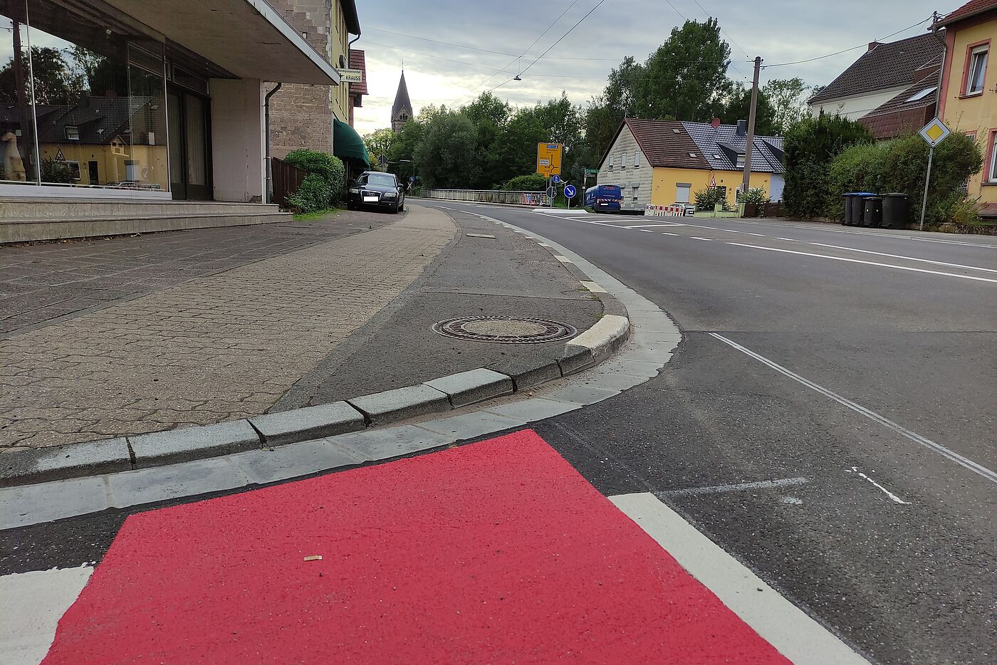 Hohe Bordsteinkante am Radwegende