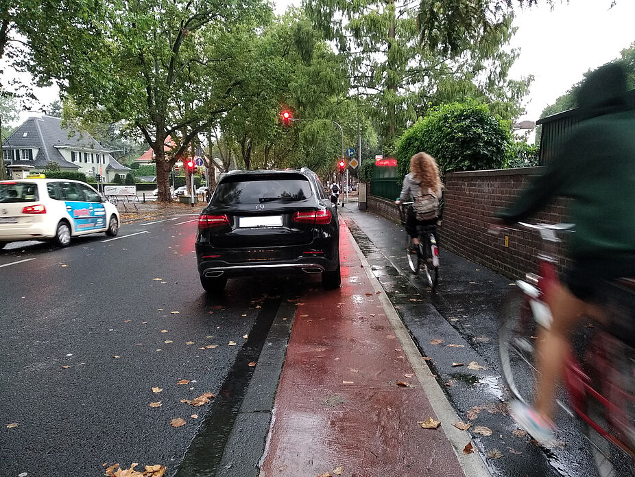 Schulradwege Foto von einem Auto parkend auf einem Radweg