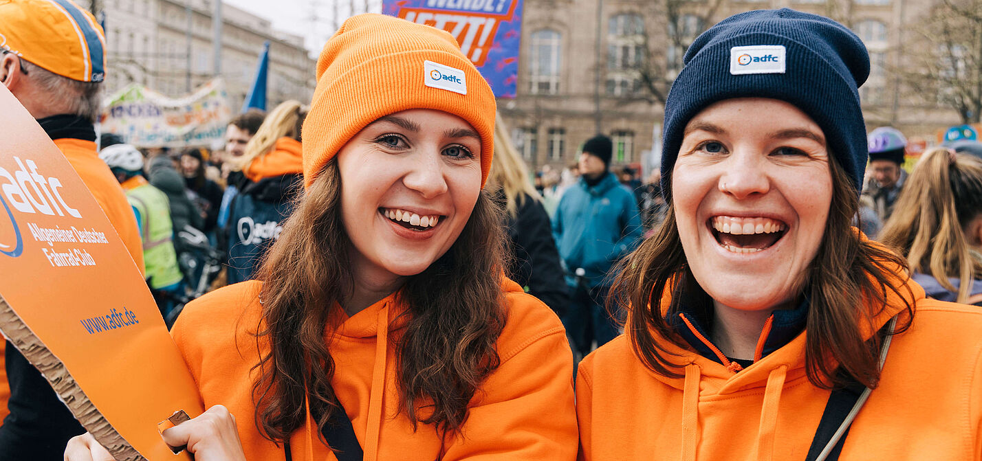 Junge Menschen beim Klimastreik Zwei junge Frauen demonstrieren auf dem Klimastreik.