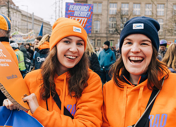 Junge Menschen beim Klimastreik Zwei junge Frauen demonstrieren auf dem Klimastreik.