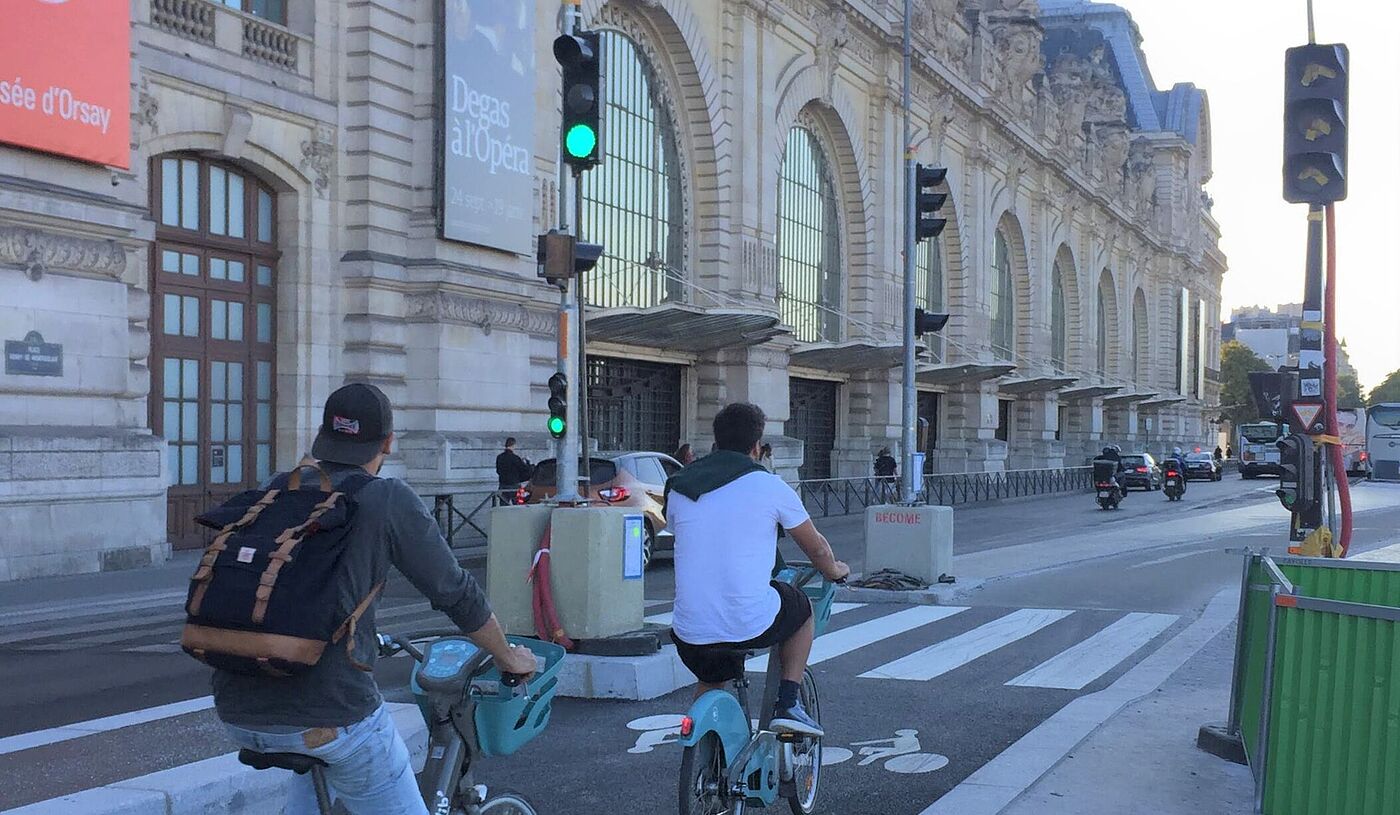 Radfahrerinnen auf dem Radweg in Paris Radfahrerinnen auf einem Radweg in Paris